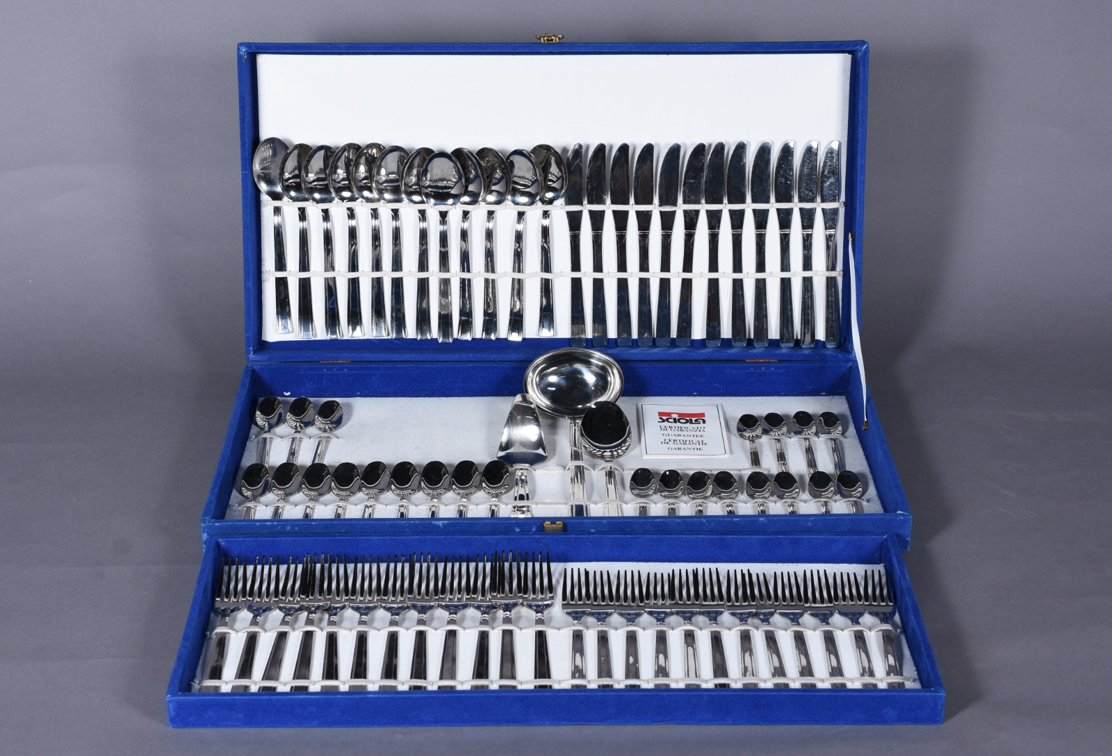 Faqueiro italiano de inox composto de: 12 garfos, 12 colheres, 12... - foto 1 de 7