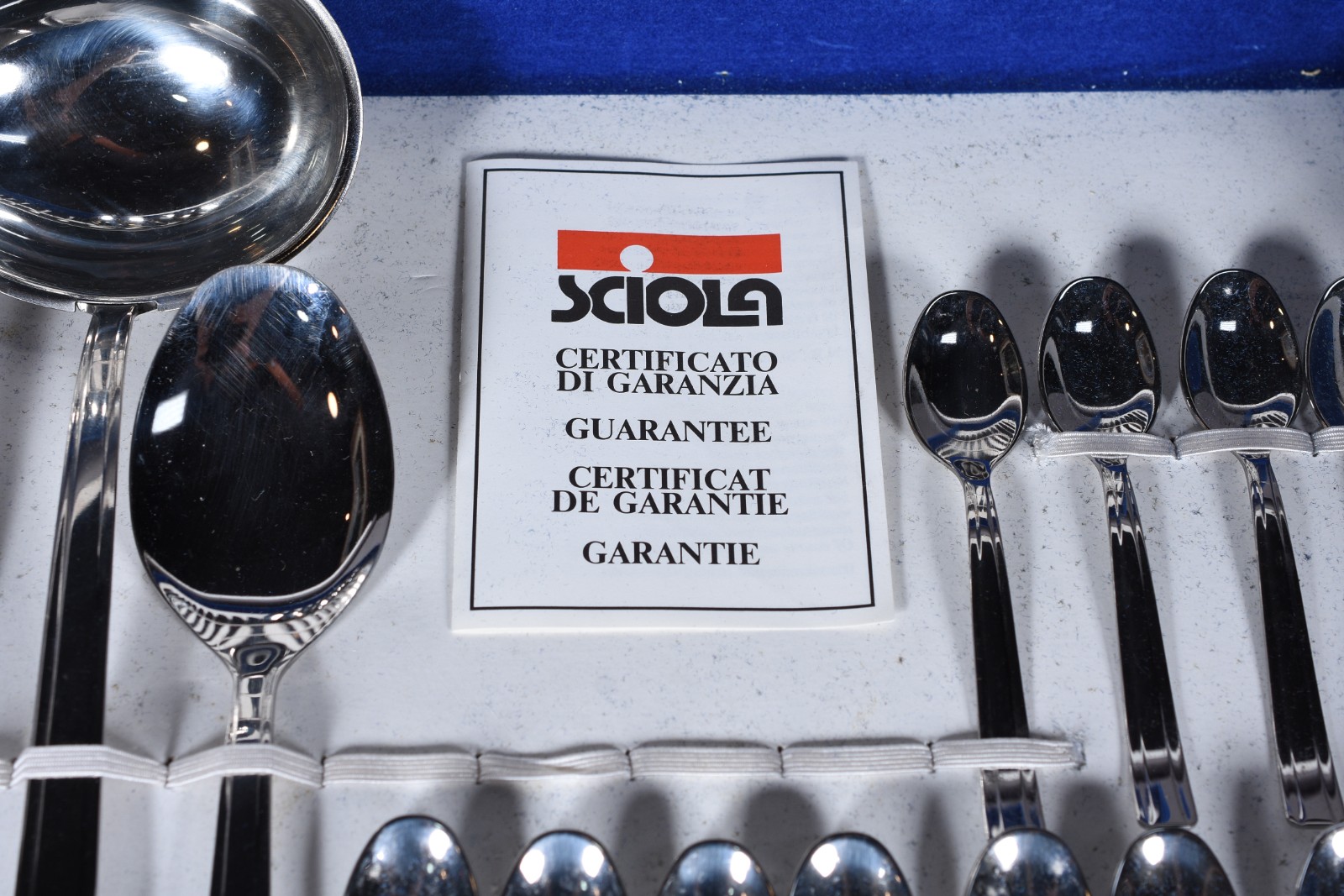 Faqueiro italiano de inox composto de: 12 garfos, 12 colheres, 12... - foto 2 de 7