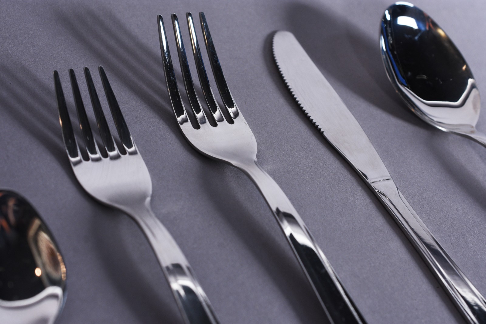 Faqueiro italiano de inox composto de: 12 garfos, 12 colheres, 12... - foto 4 de 7