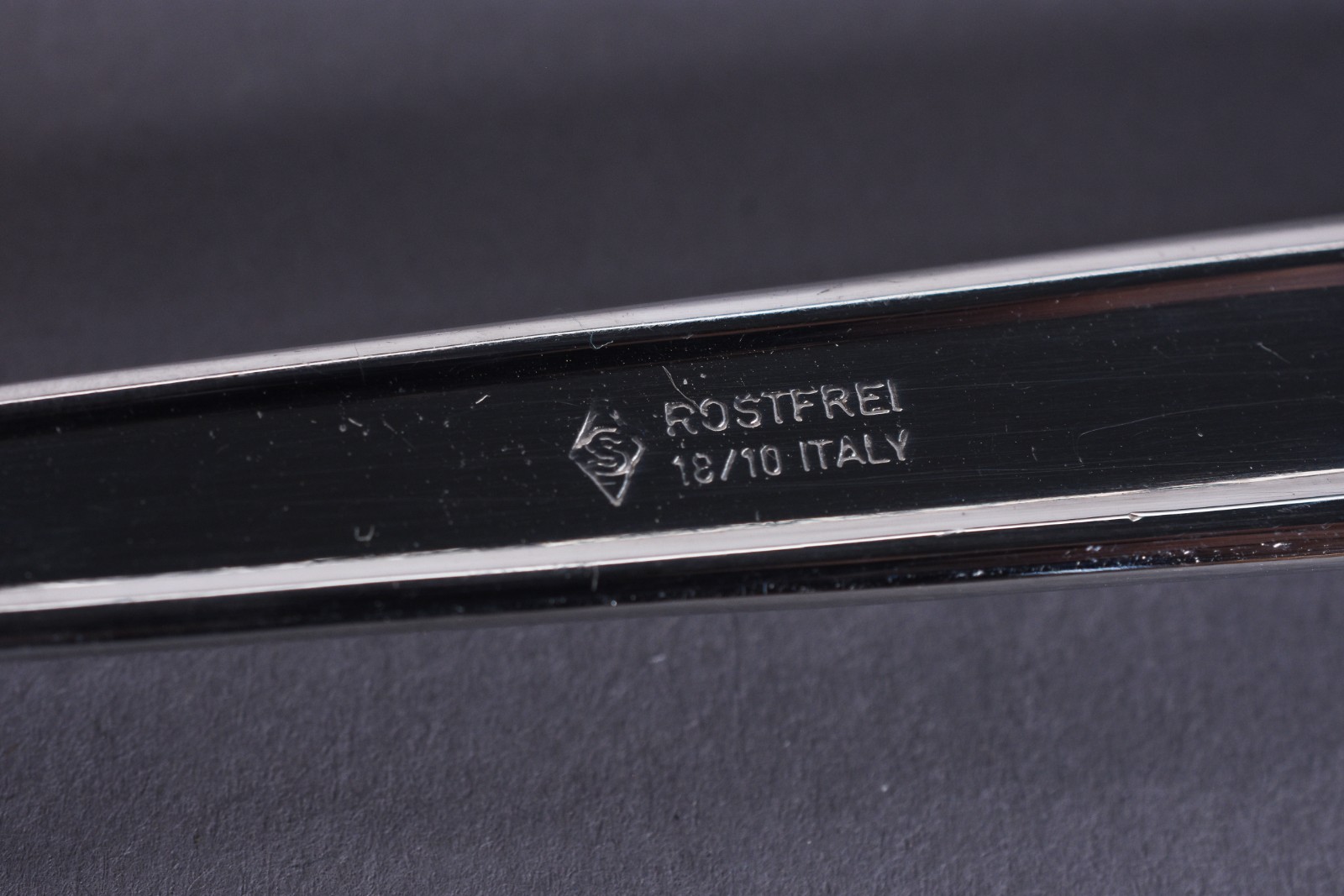 Faqueiro italiano de inox composto de: 12 garfos, 12 colheres, 12... - foto 5 de 7