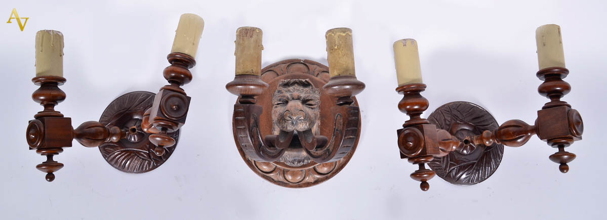 Tres apliques de madeira para parede, sendo um par para 2 luzes cada...