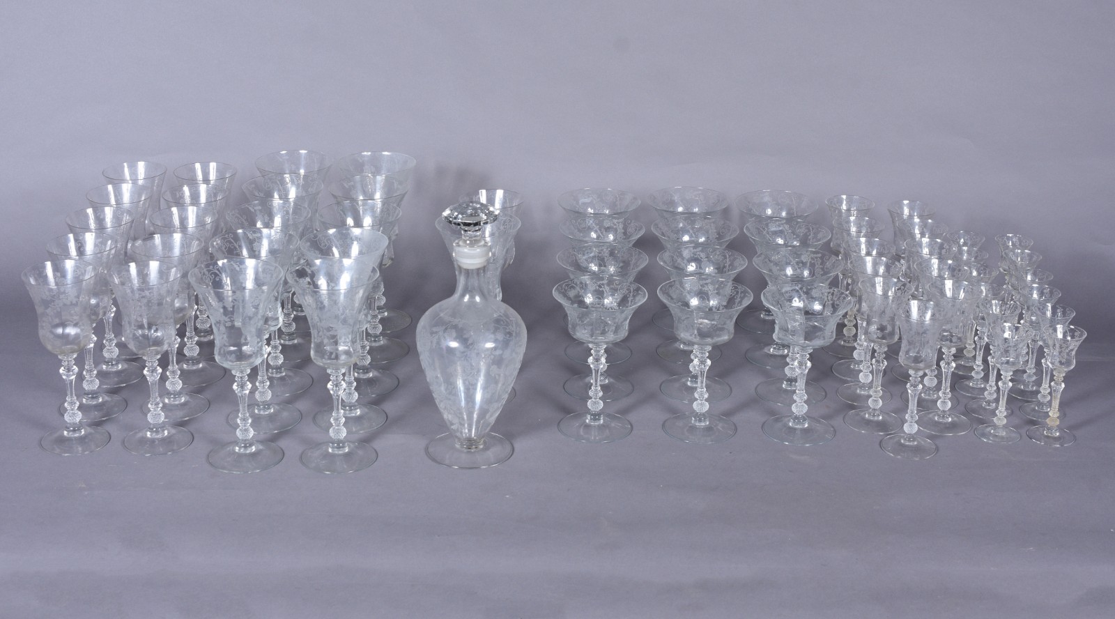 Serviço de cristal lavrado composto de: 11 para vinho tinto, 11 para... - foto 1 de 9
