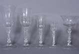 Serviço de cristal lavrado composto de: 11 para... - Serviço de cristal lavrado composto de: 11 para vinho tinto, 11 para vinho branco, 12 para champagne, 11 para vinho do Porto, 12 para licor e ga...