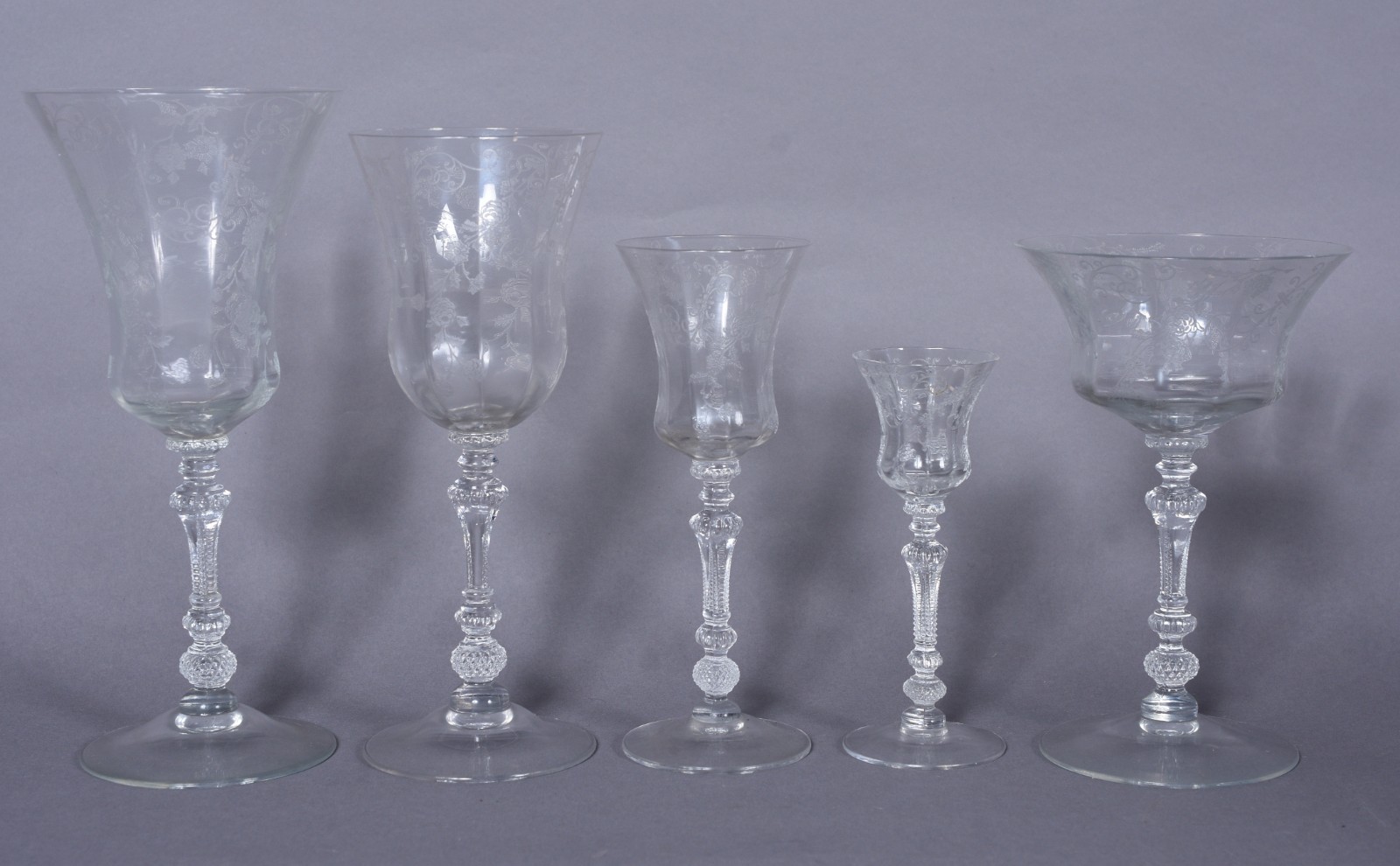 Serviço de cristal lavrado composto de: 11 para vinho tinto, 11 para... - foto 2 de 9