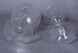 Serviço de cristal lavrado composto de: 11 para... - Serviço de cristal lavrado composto de: 11 para vinho tinto, 11 para vinho branco, 12 para champagne, 11 para vinho do Porto, 12 para licor e ga...