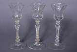 Serviço de cristal lavrado composto de: 11 para... - Serviço de cristal lavrado composto de: 11 para vinho tinto, 11 para vinho branco, 12 para champagne, 11 para vinho do Porto, 12 para licor e ga...