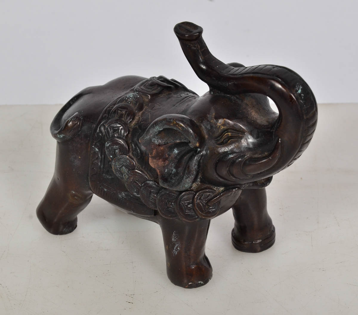 Elefante de bronze. Comp. 14 cm - alt. 13 cm.