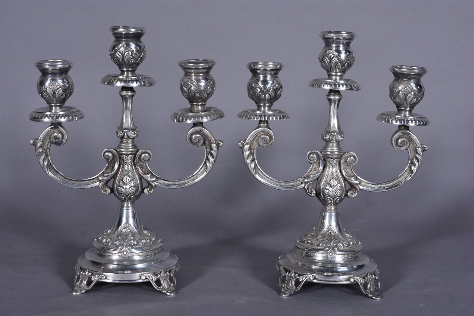 Par de candelabros de prata, contraste 833 mls, para 3 velas cada... - foto 1 de 6