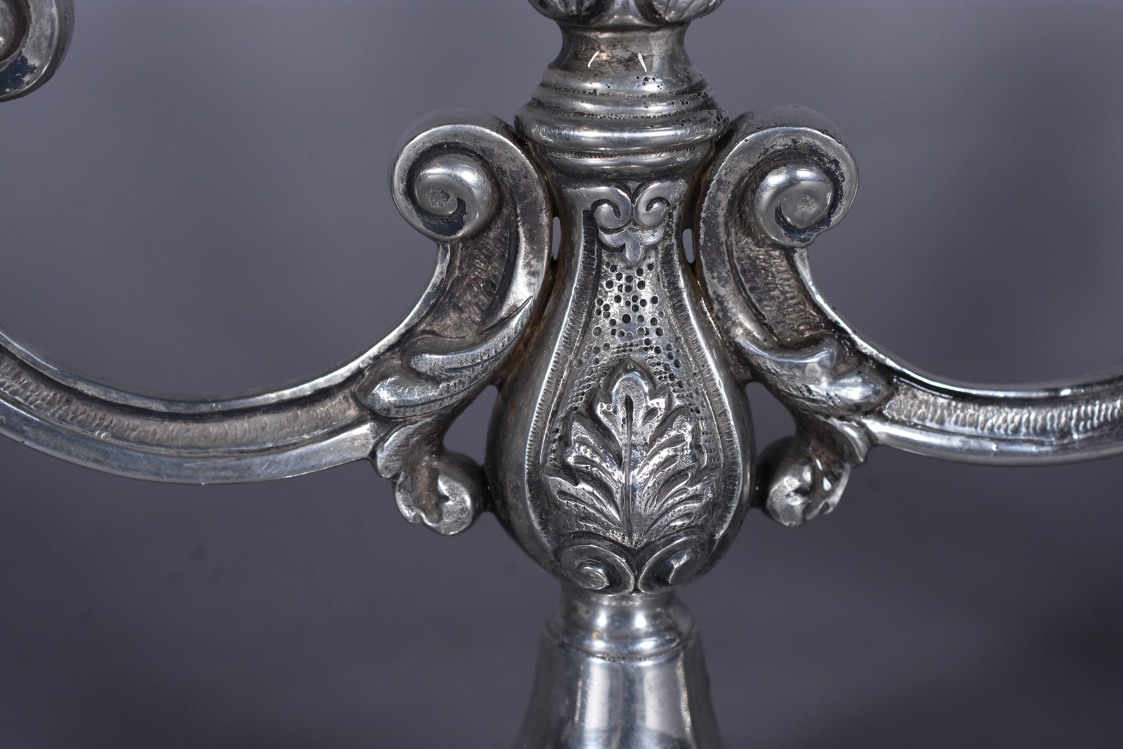 Par de candelabros de prata, contraste 833 mls, para 3 velas cada... - foto 2 de 6