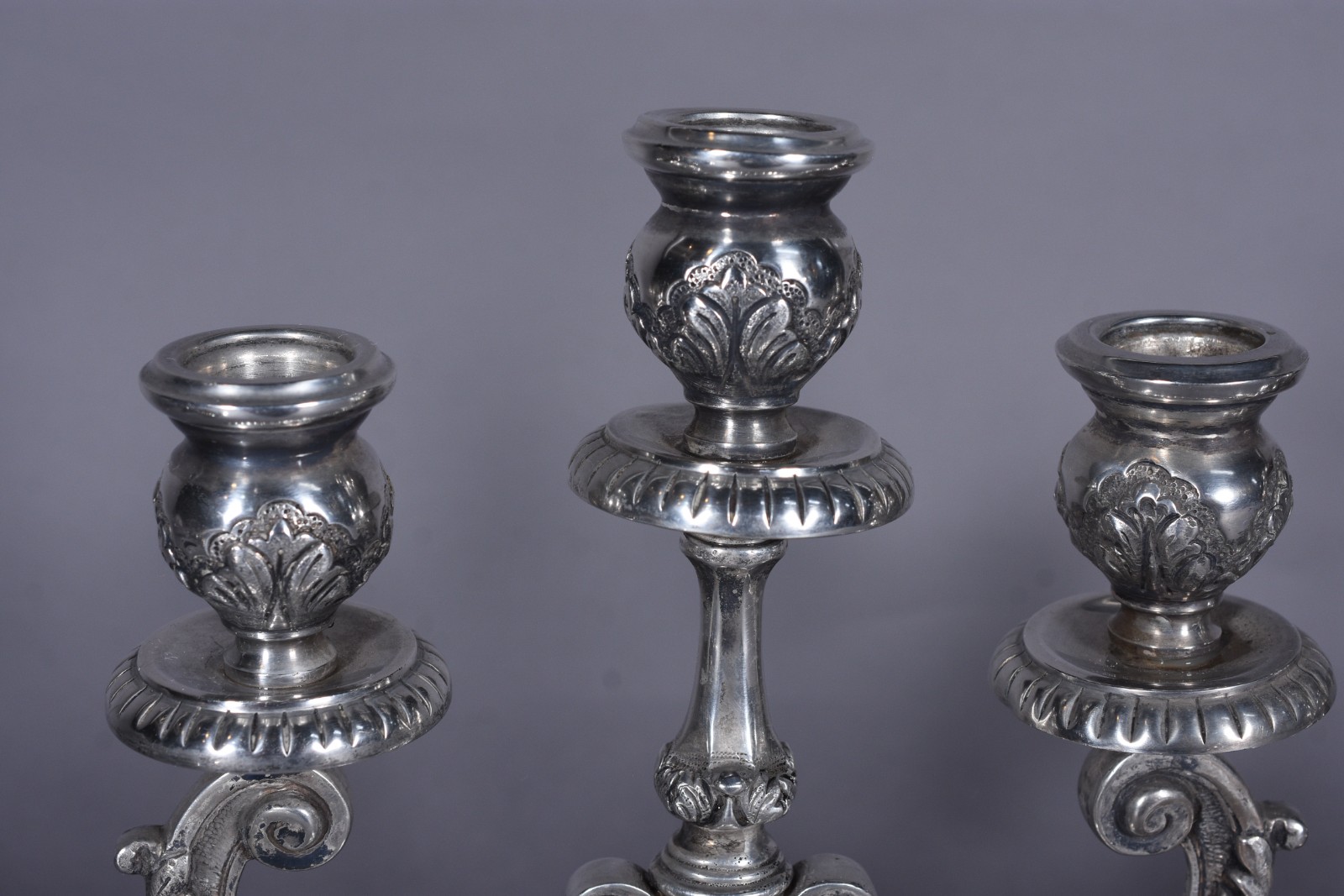Par de candelabros de prata, contraste 833 mls, para 3 velas cada... - foto 3 de 6