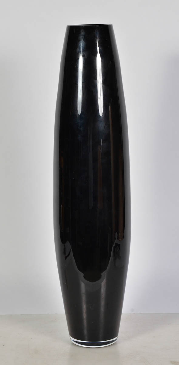 Vaso preto de vidro com pé alto. Alt. 70 cm.