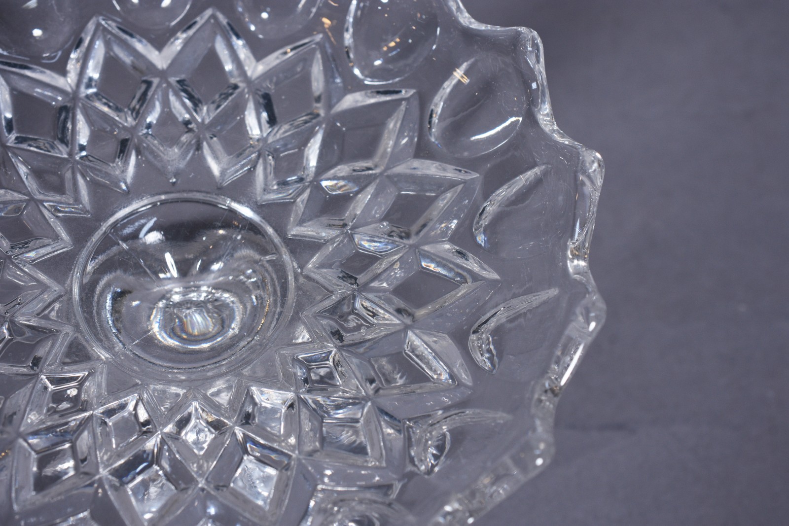 Três pequenas fruteiras de cristal, pés altos e bordas recortadas. - foto 3 de 6