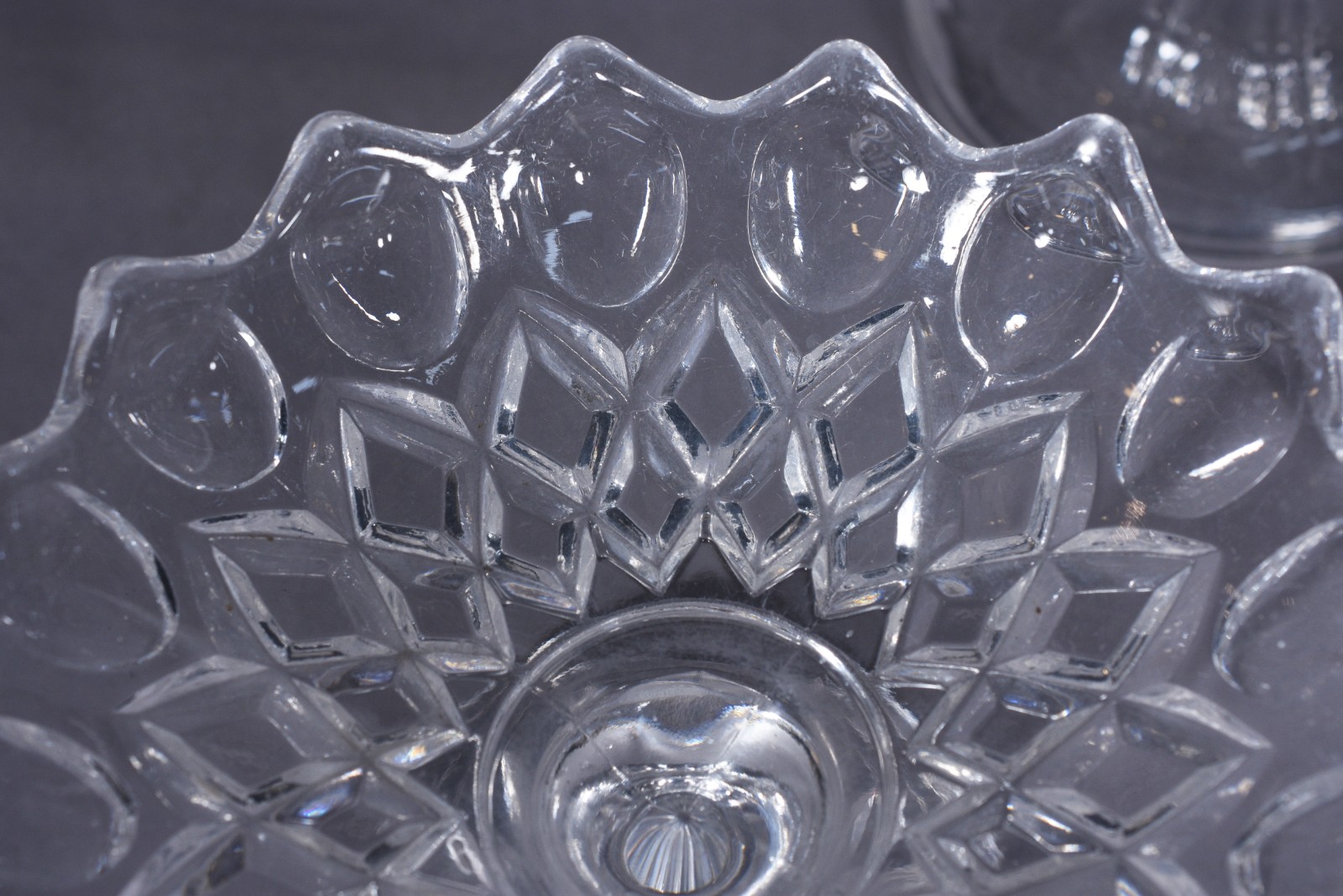 Três pequenas fruteiras de cristal, pés altos e bordas recortadas. - foto 4 de 6