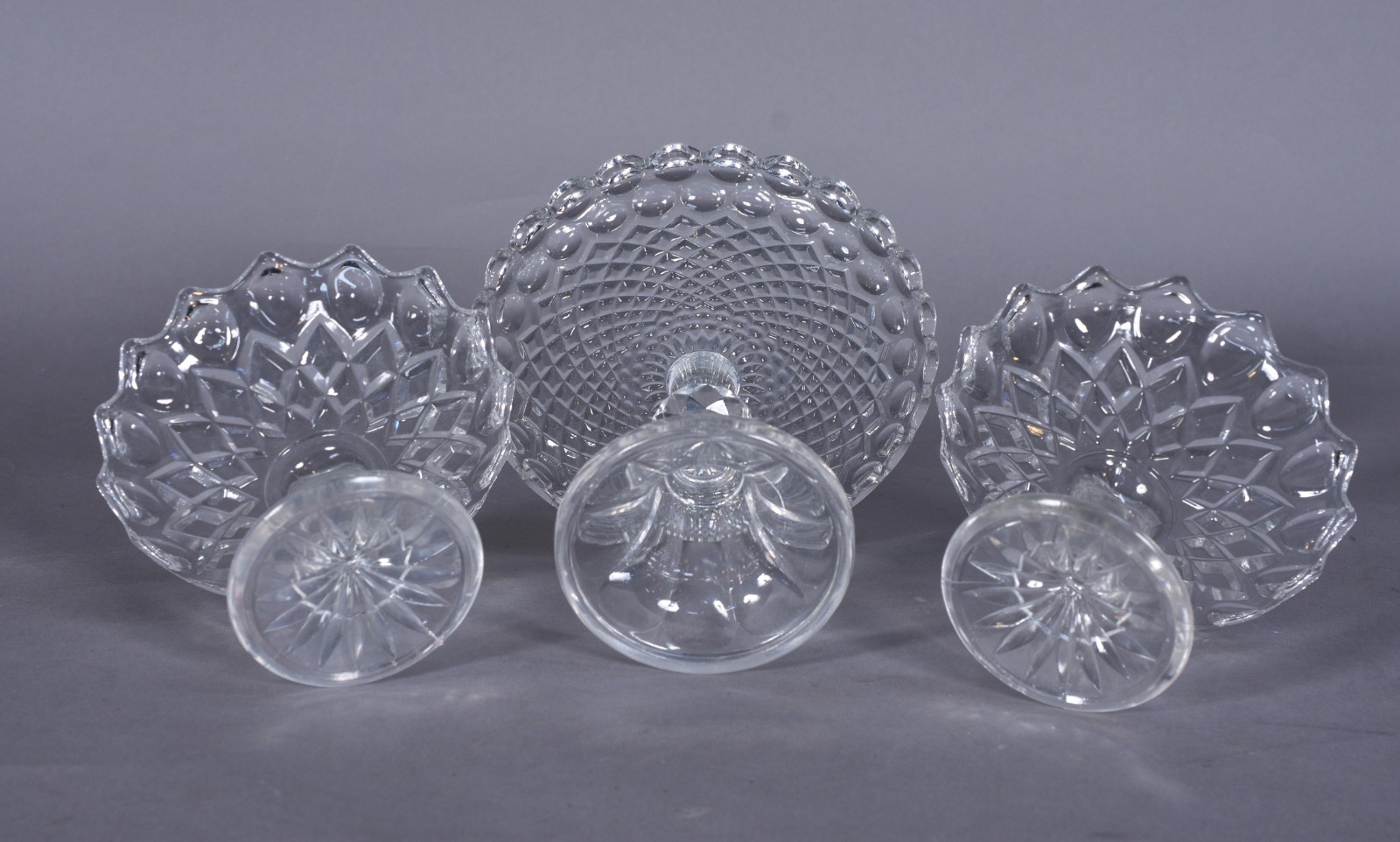 Três pequenas fruteiras de cristal, pés altos e bordas recortadas. - foto 6 de 6