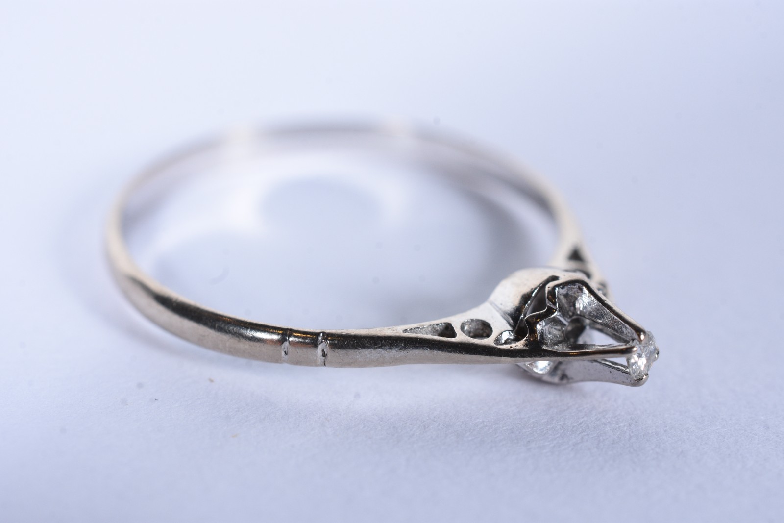 Solitário de ouro branco com um brilhante de 0,05 ct, aro 17 (Por... - foto 1 de 6