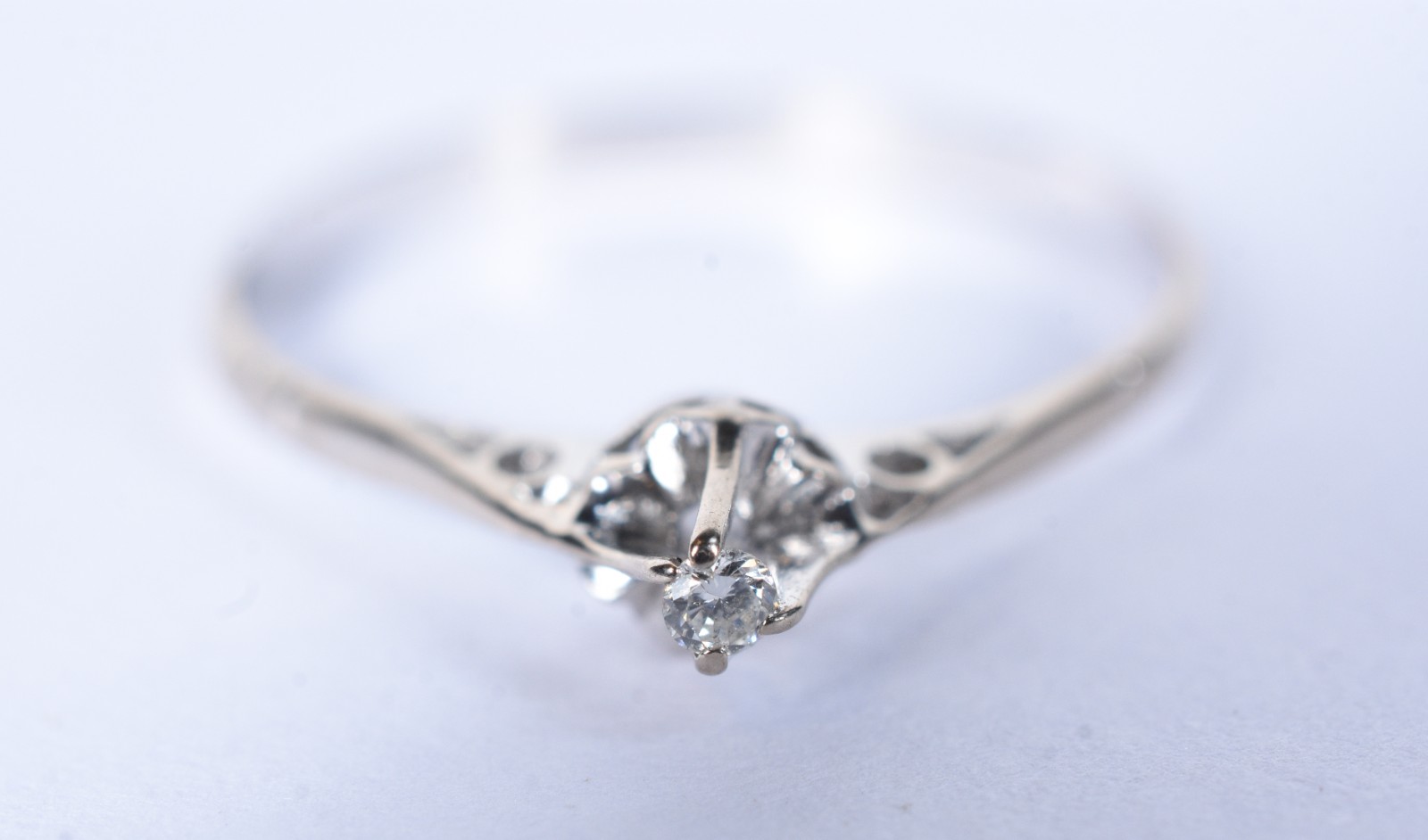 Solitário de ouro branco com um brilhante de 0,05 ct, aro 17 (Por... - foto 2 de 6