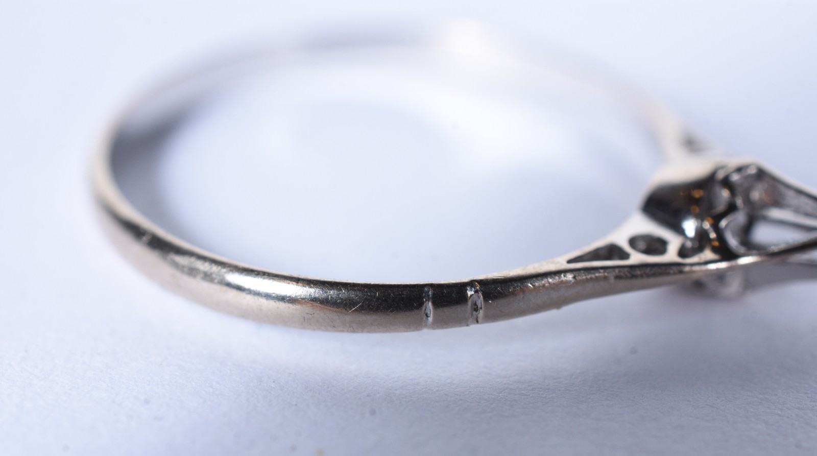 Solitário de ouro branco com um brilhante de 0,05 ct, aro 17 (Por... - foto 3 de 6