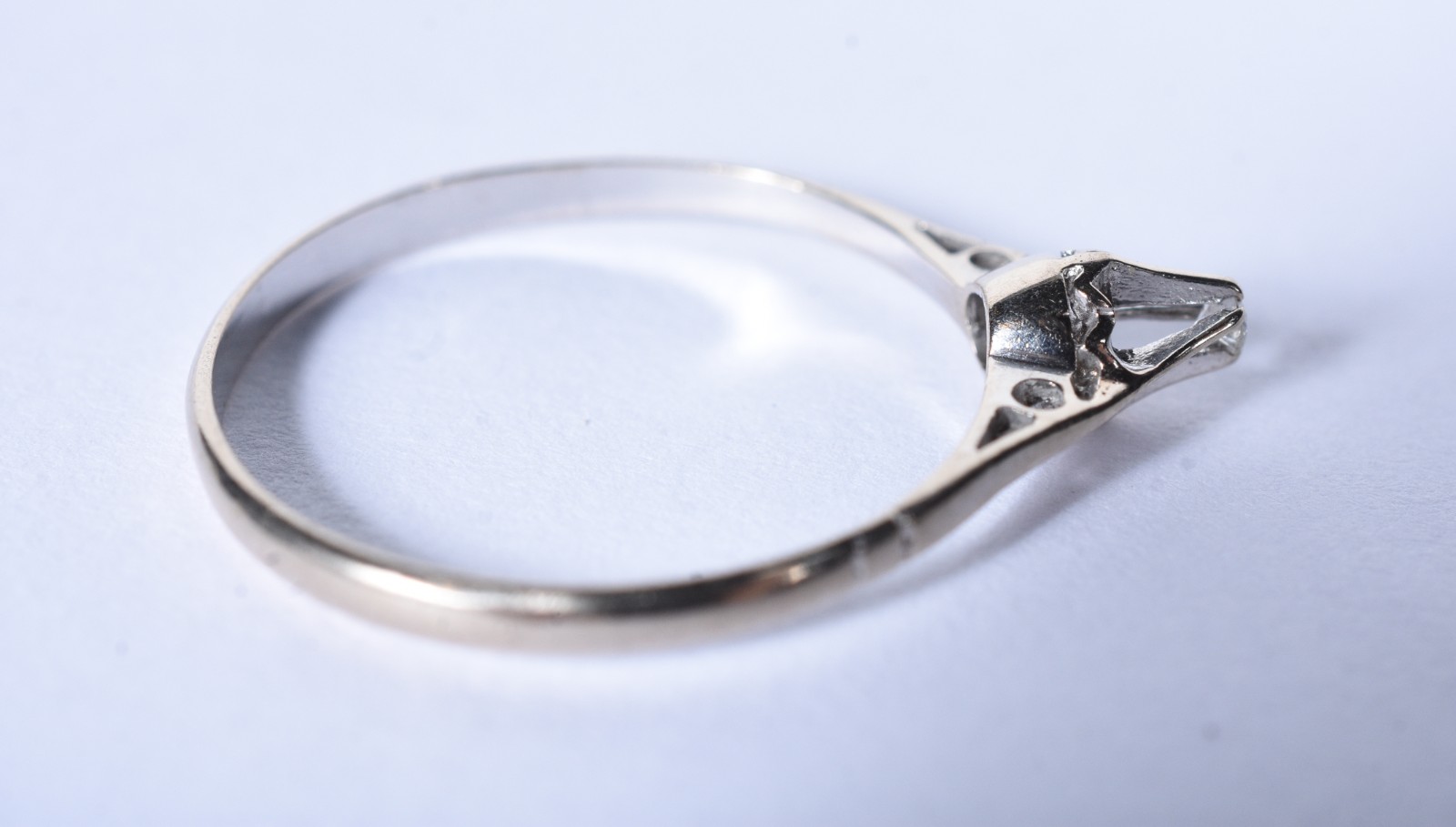 Solitário de ouro branco com um brilhante de 0,05 ct, aro 17 (Por... - foto 4 de 6