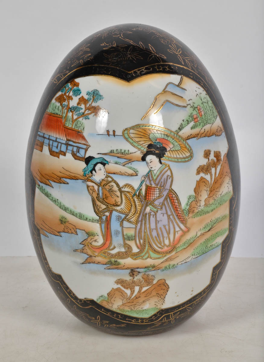 Ovo de porcelana chinesa, pintada a mão. Alt. 34 cm.