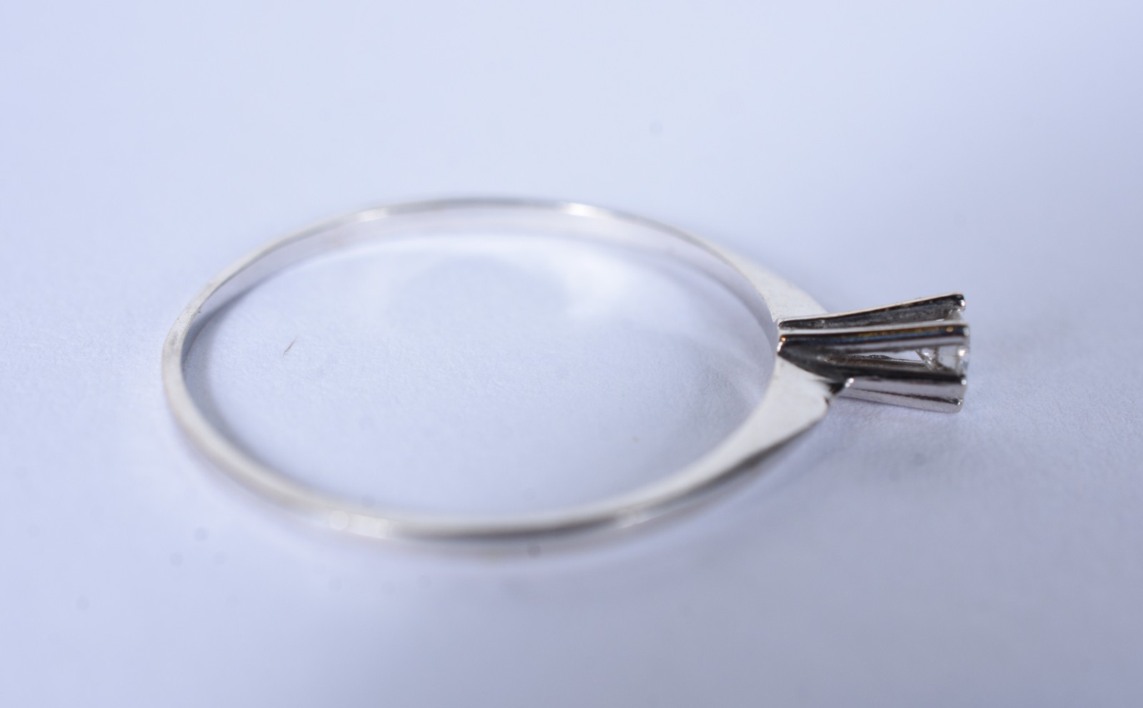Solitário de ouro branco com um brilhante de 0,07 ct, ato 17 (Por... - foto 2 de 5