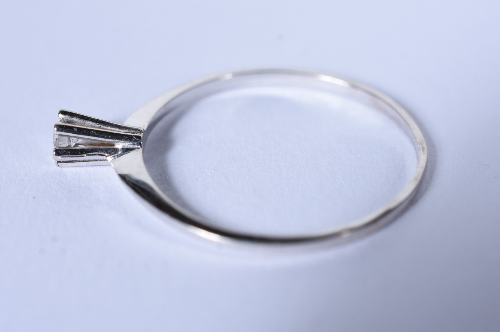 Solitário de ouro branco com um brilhante de 0,07 ct, ato 17 (Por... - foto 4 de 5