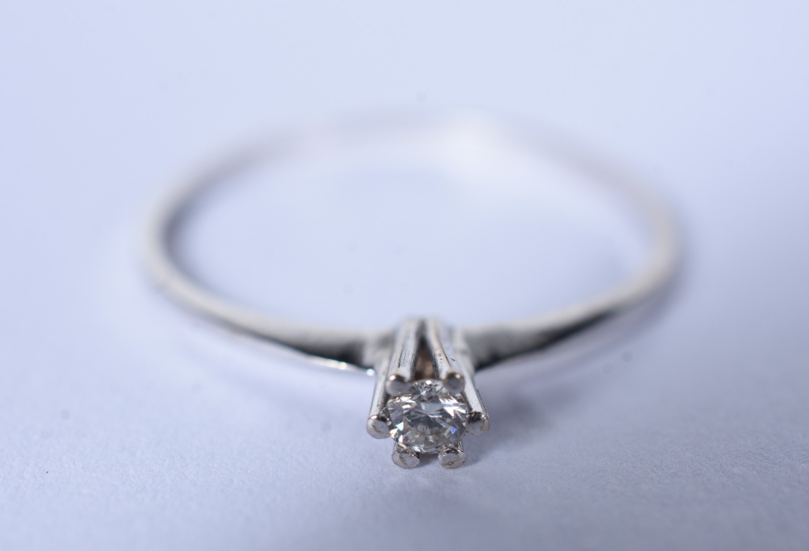 Solitário de ouro branco com um brilhante de 0,07 ct, ato 17 (Por... - foto 5 de 5