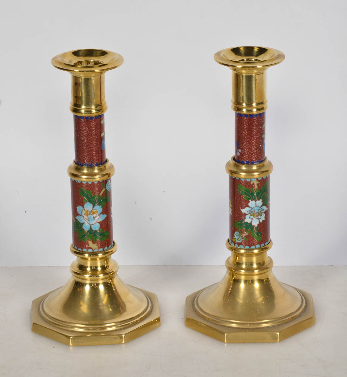 Par de castiçais de cloisonne. Alt. 22 cm.