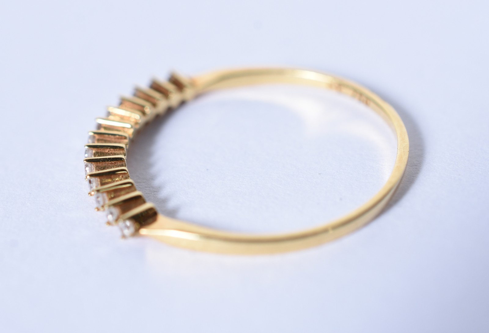 Meia aliança com 12 brilhantes de 0,05 ct, aro 16 (Por motivos de... - foto 2 de 5