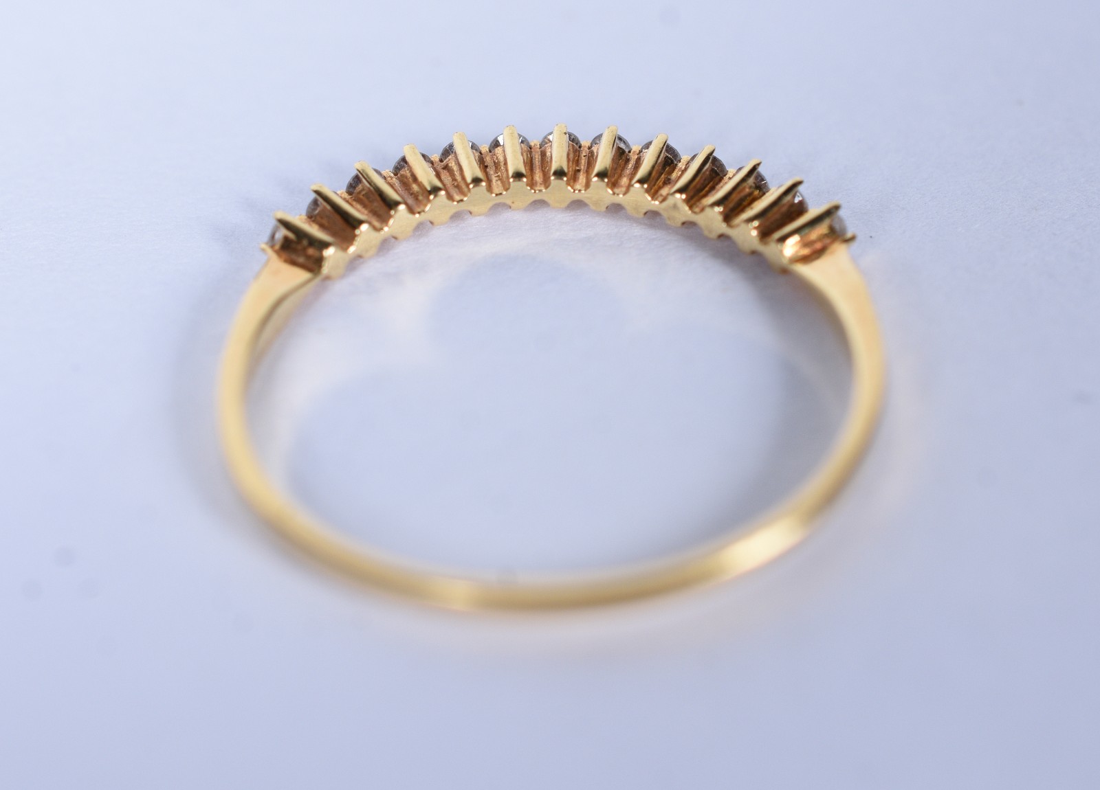Meia aliança com 12 brilhantes de 0,05 ct, aro 16 (Por motivos de... - foto 3 de 5