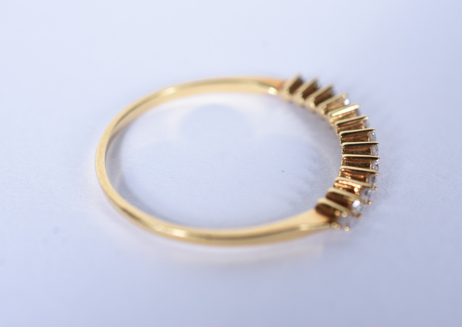 Meia aliança com 12 brilhantes de 0,05 ct, aro 16 (Por motivos de... - foto 4 de 5
