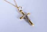 Colar de ouro 18 k, contraste 750 com crucifixo... - Colar de ouro 18 k, contraste 750 com crucifixo (Por motivos de segurança a peça não se encontra na loja)