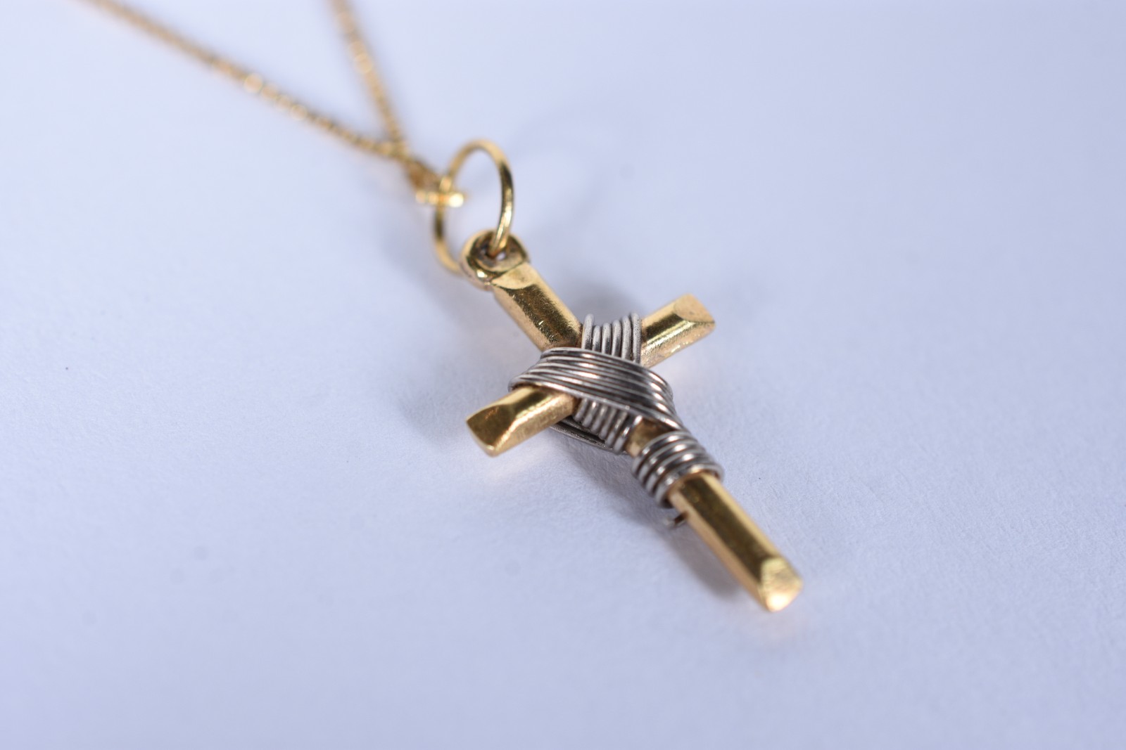 Colar de ouro 18 k, contraste 750 com crucifixo (Por motivos de... - foto 1 de 6