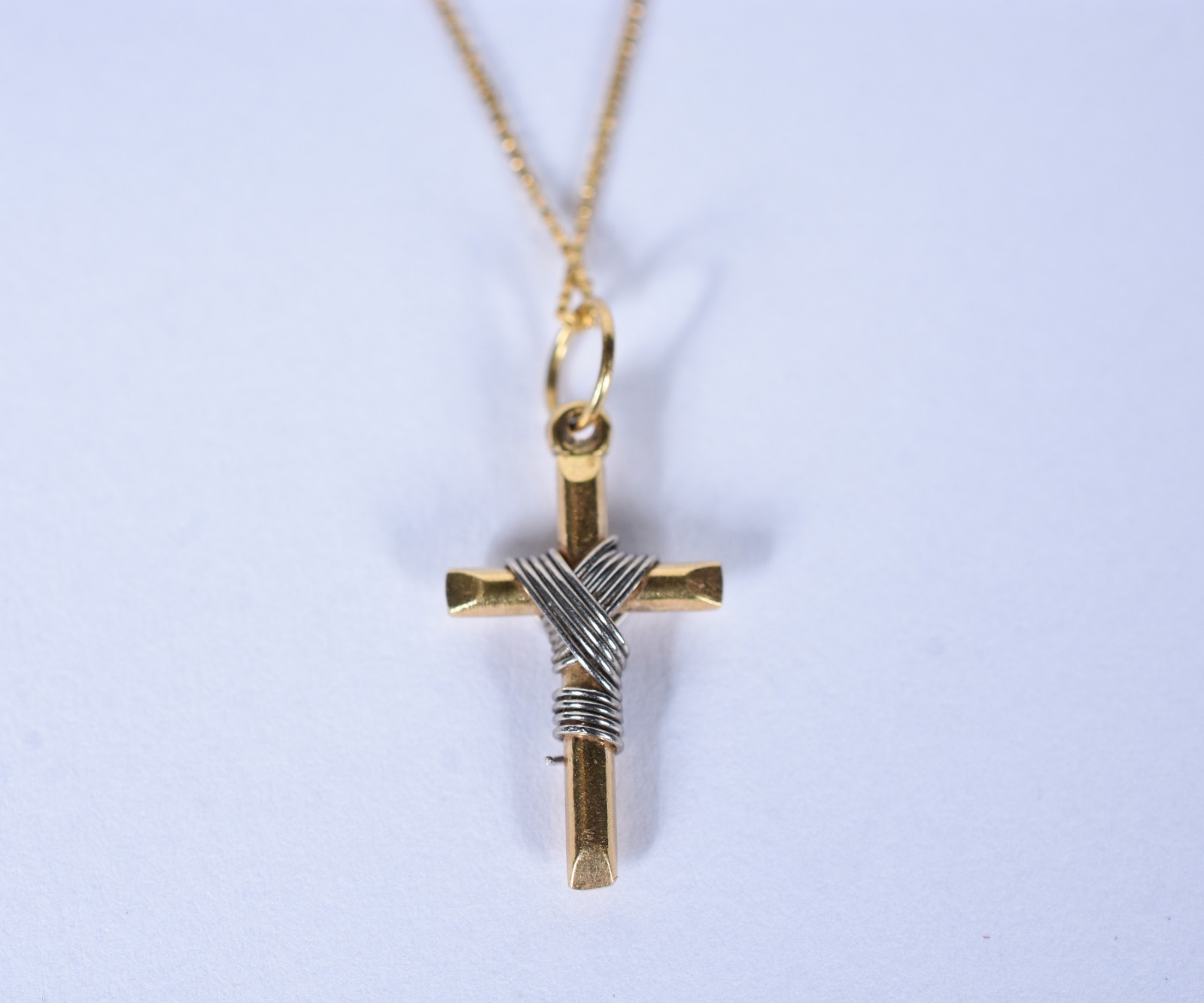 Colar de ouro 18 k, contraste 750 com crucifixo (Por motivos de... - foto 2 de 6