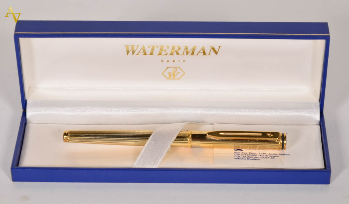 Caneta Waterman dourada.