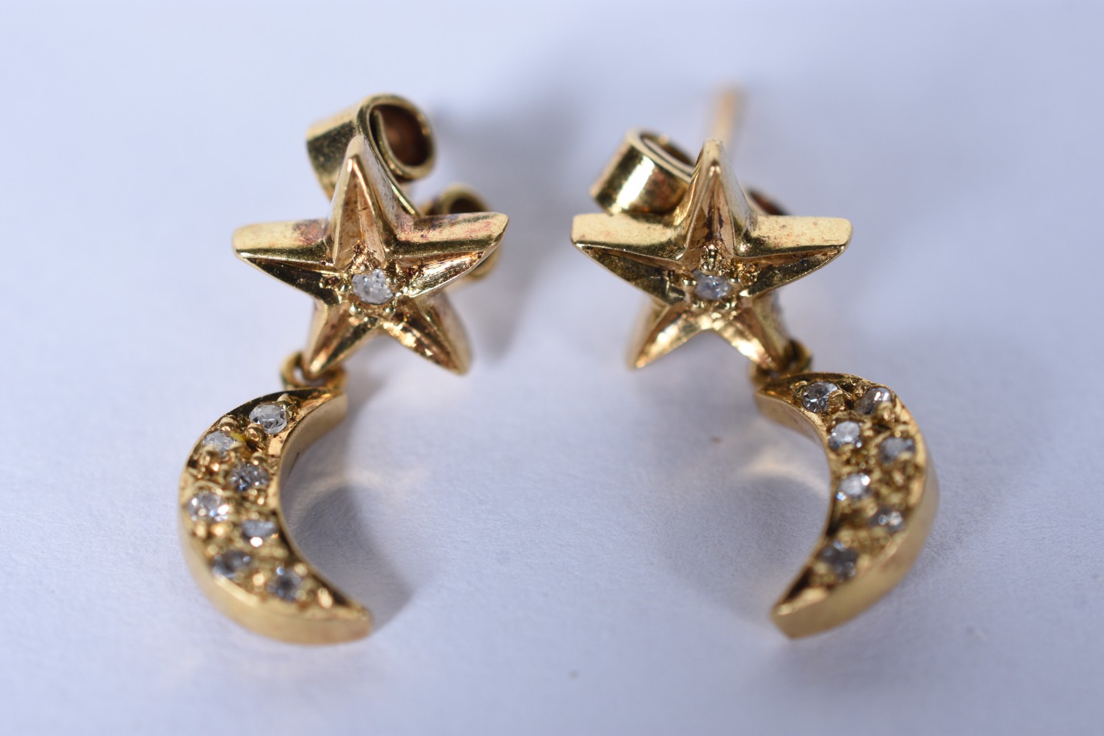 Par de brincos de ouro 18k na forma de lua estrelada cravejado com 16... - foto 1 de 4