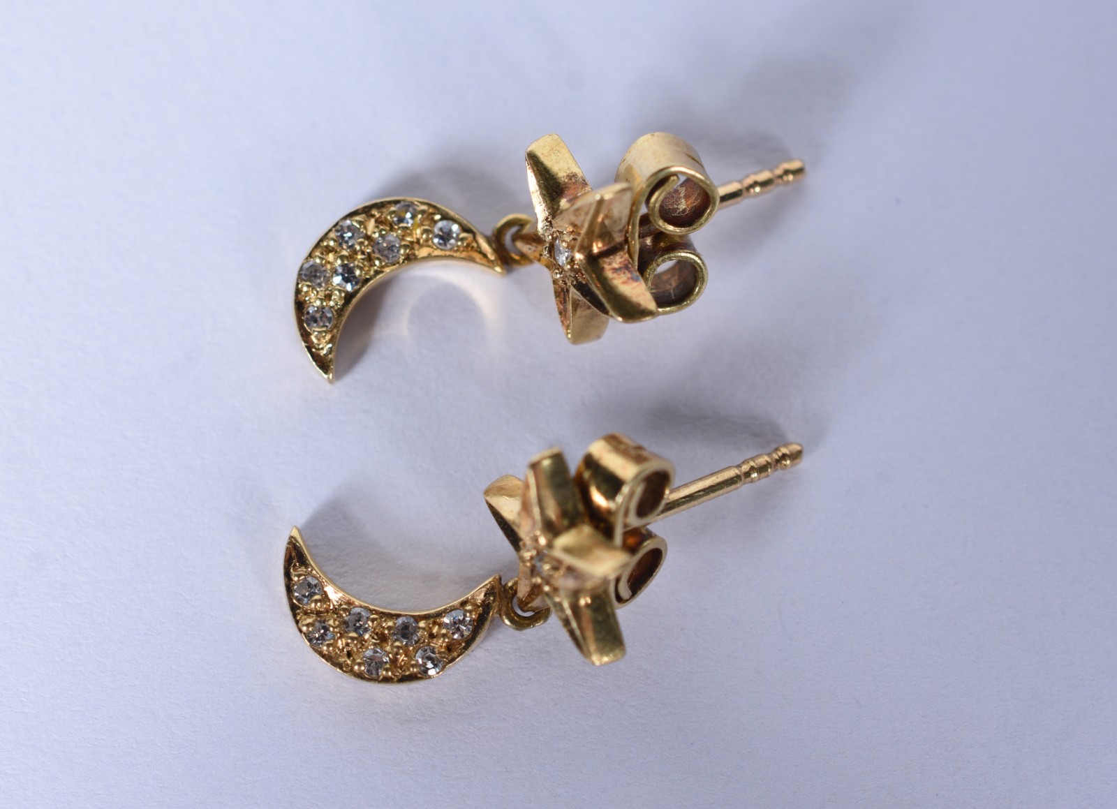 Par de brincos de ouro 18k na forma de lua estrelada cravejado com 16... - foto 2 de 4
