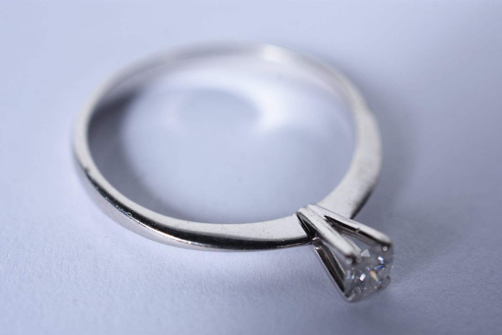 Solitário de ouro branco com um brilhante de 0,20 ct, aro 18 (Por... - foto 1 de 5