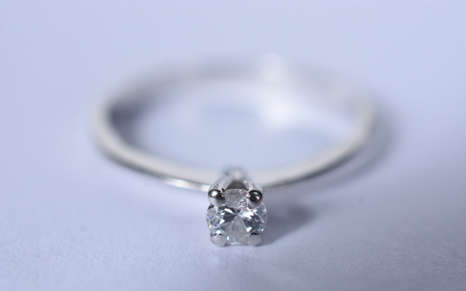 Solitário de ouro branco com um brilhante de 0,20 ct, aro 18 (Por... - foto 2 de 5