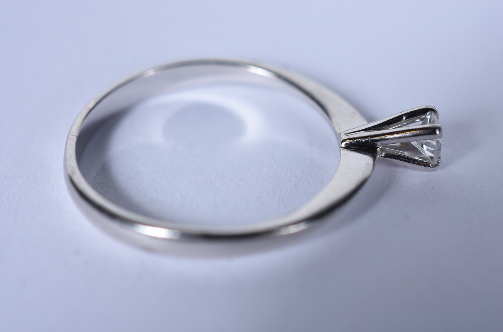 Solitário de ouro branco com um brilhante de 0,20 ct, aro 18 (Por... - foto 3 de 5