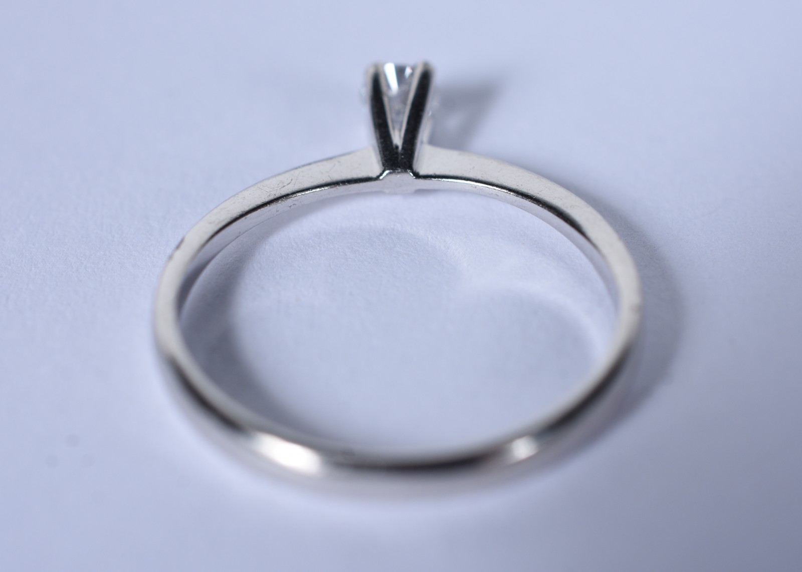 Solitário de ouro branco com um brilhante de 0,20 ct, aro 18 (Por... - foto 4 de 5