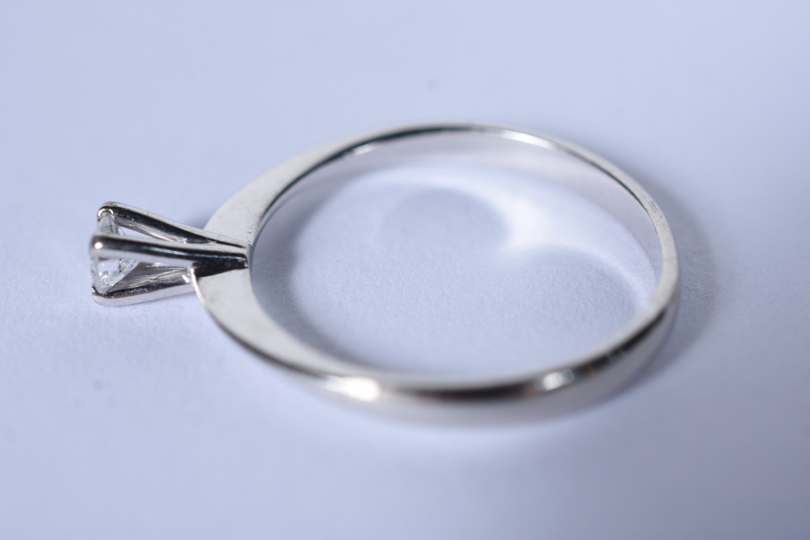 Solitário de ouro branco com um brilhante de 0,20 ct, aro 18 (Por... - foto 5 de 5