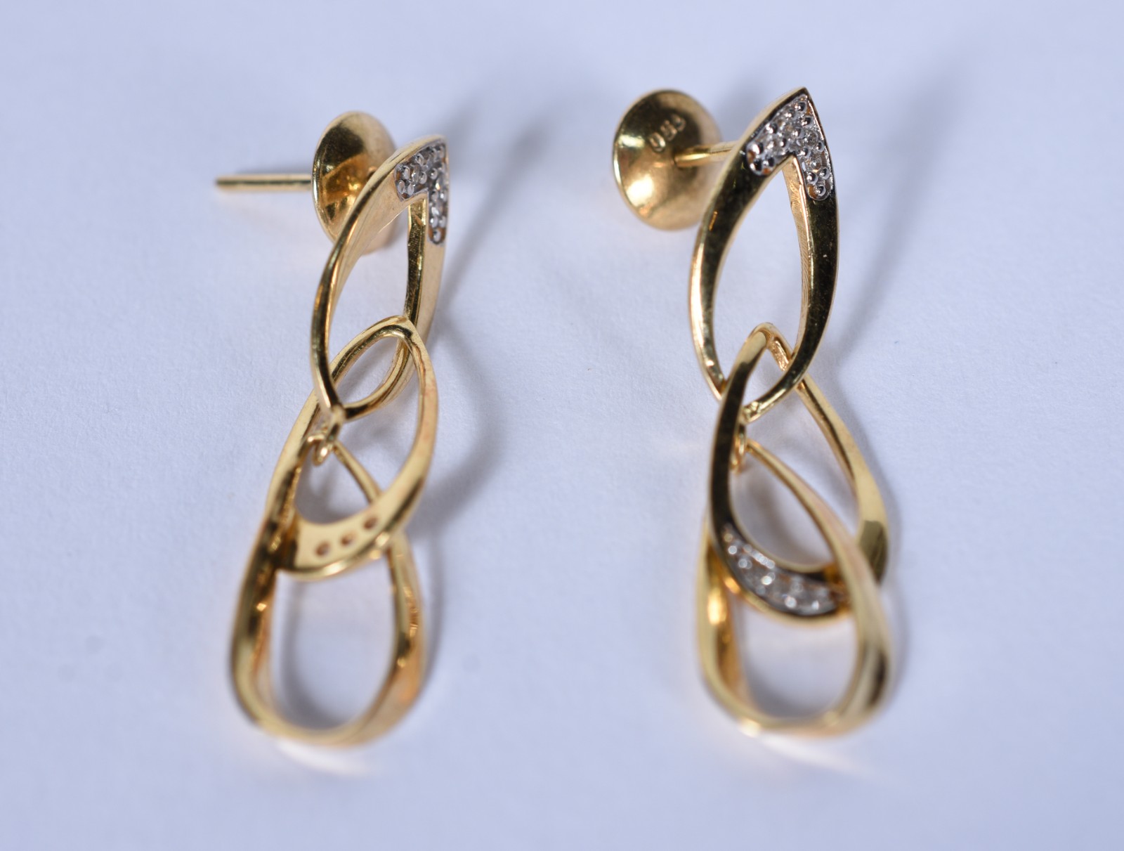 Par de brincos de ouro 18 k, contraste 750, pendente no feitio gota... - foto 1 de 7