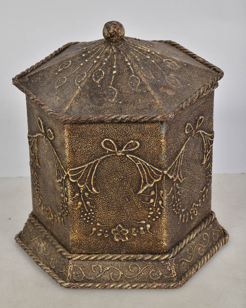 Caixa sextavada com detalhes em relevo. Alt. 22 cm.