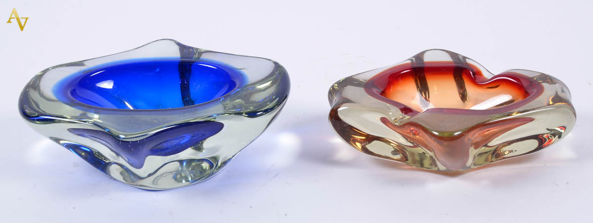 Par de cinzeiros de murano, com formato variado. Med. maior. 20 x 15...