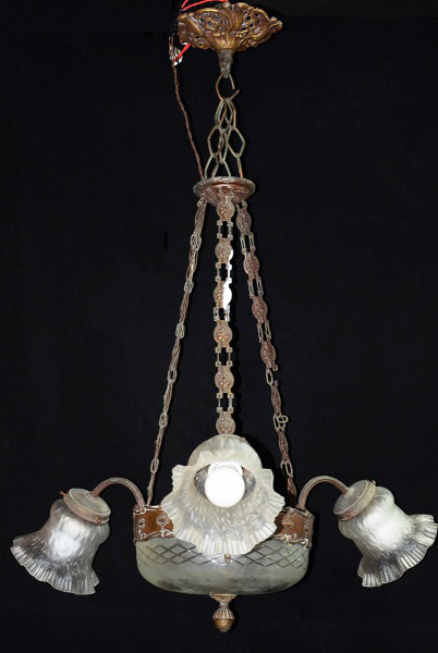 Lustre de metal com três mangas de vidro fosco. Altura 57 cm.