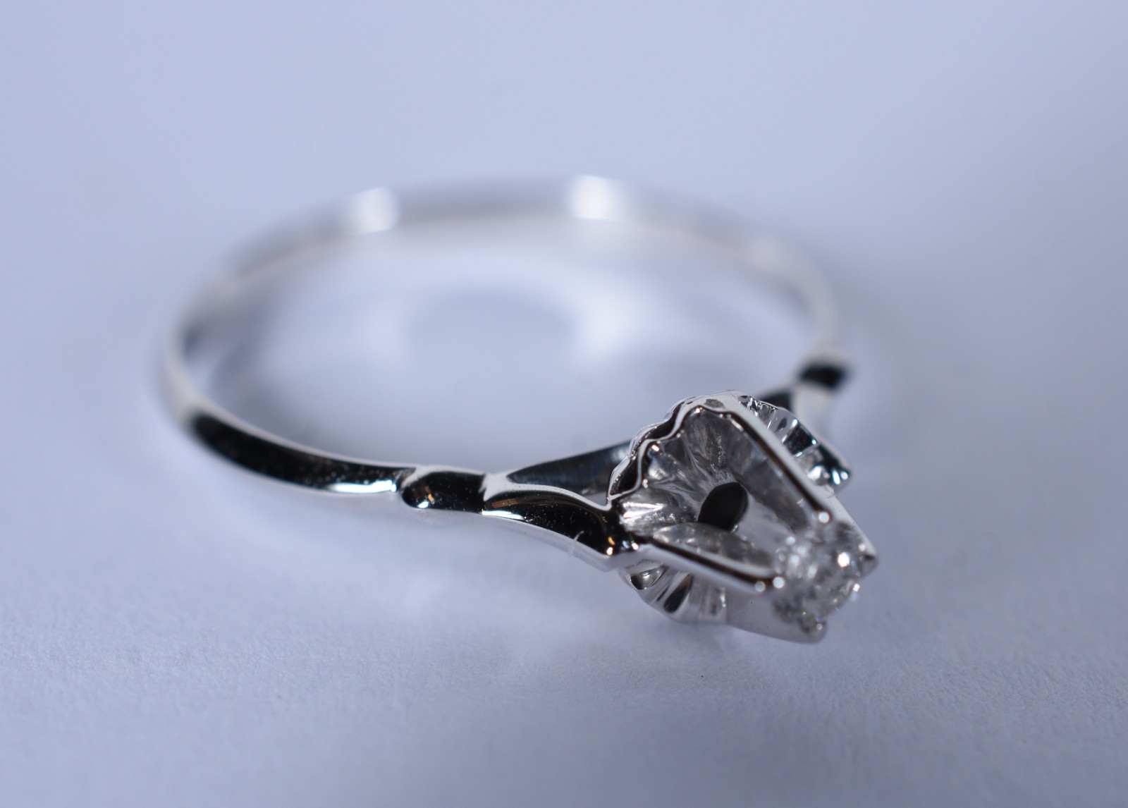 Anel de ouro branco com um brilhante de 0,08 ct, aro 12 (Por motivos... - foto 2 de 6