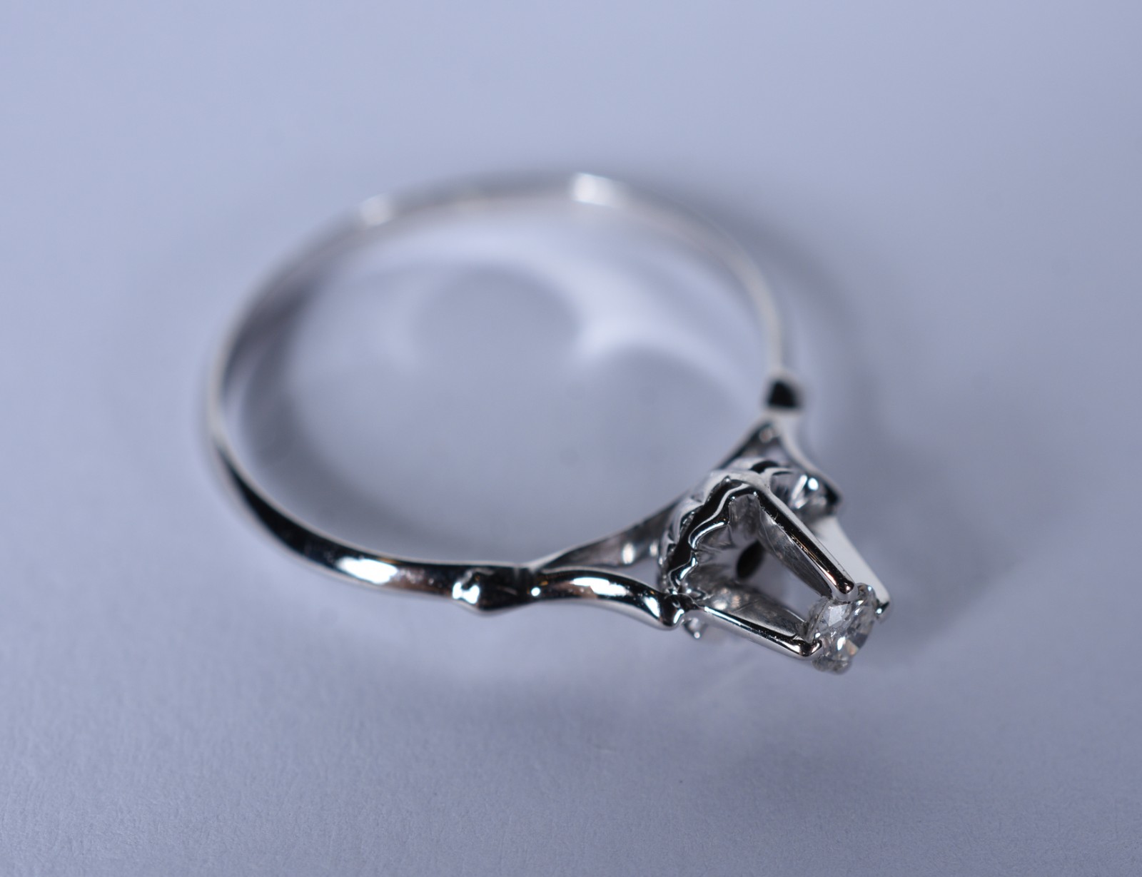 Anel de ouro branco com um brilhante de 0,08 ct, aro 12 (Por motivos... - foto 1 de 6