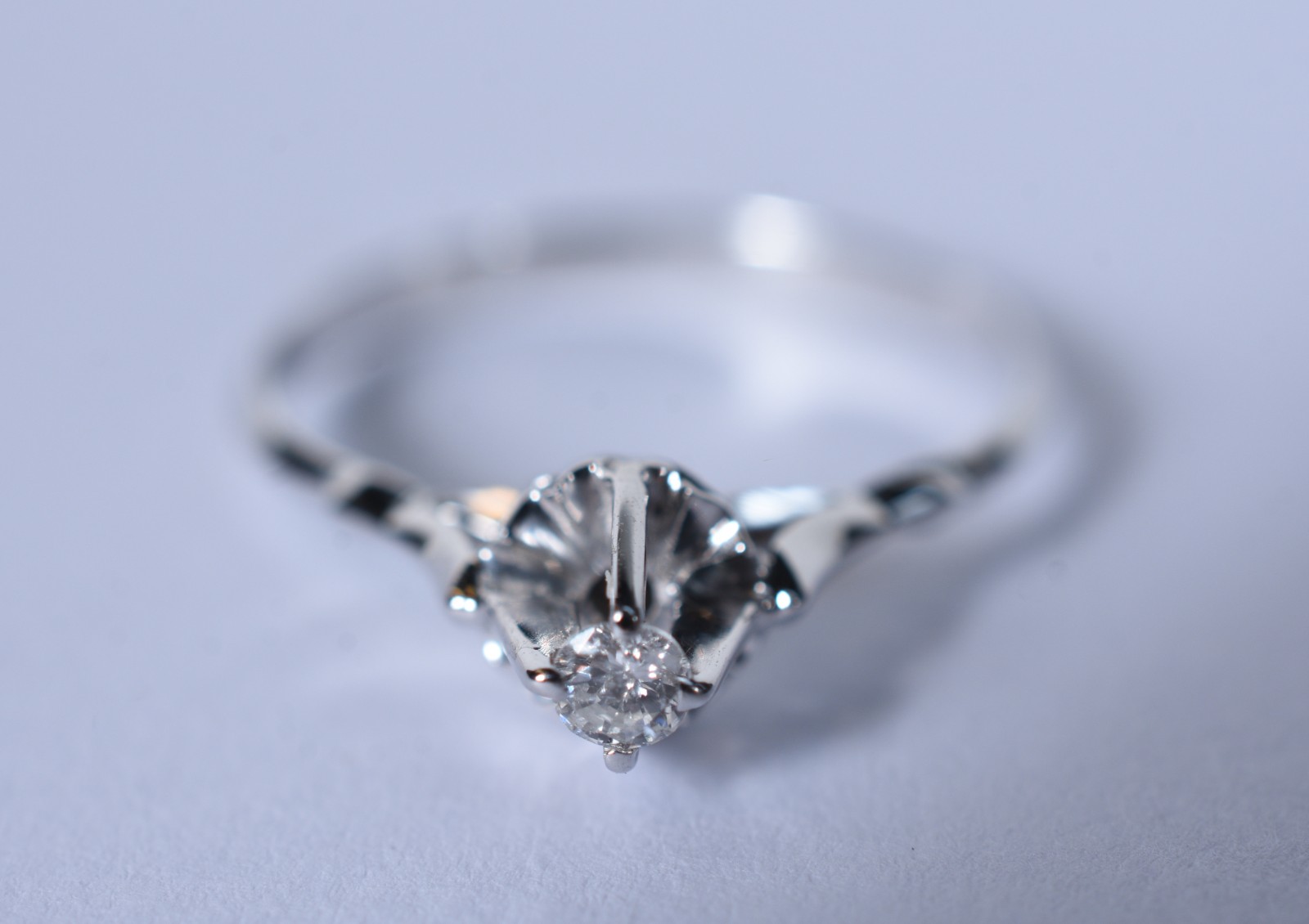 Anel de ouro branco com um brilhante de 0,08 ct, aro 12 (Por motivos... - foto 3 de 6