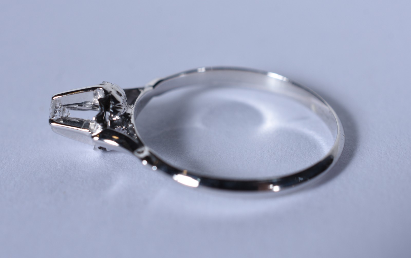 Anel de ouro branco com um brilhante de 0,08 ct, aro 12 (Por motivos... - foto 4 de 6