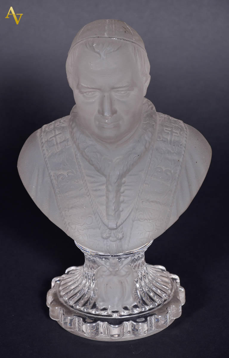 Escultura de vidro acetinado representando Bispo. Alt. 25 cm.
